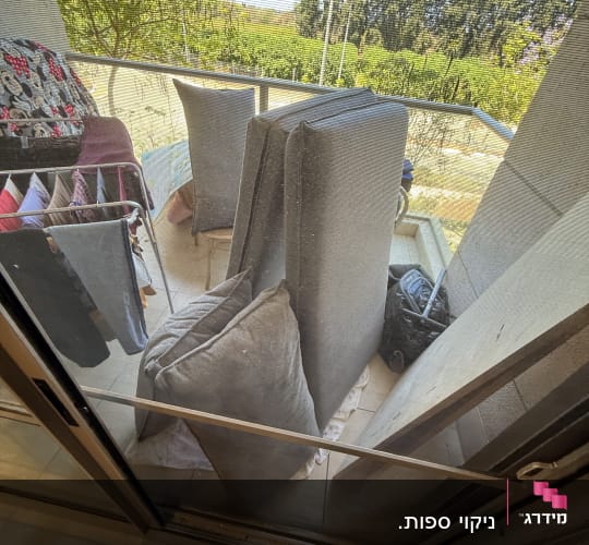 כריות ספה על מרפסת עם נוף עצים